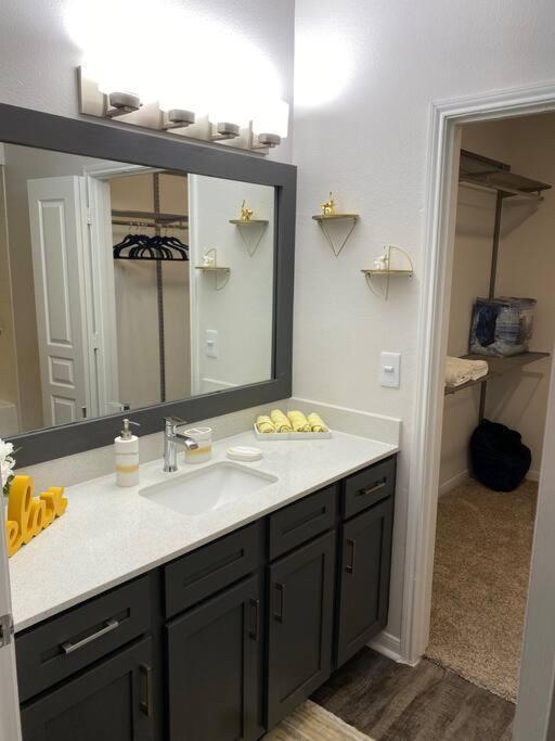 Your Warm Spacious Unit With Pool - Medical Center Houston Exterior foto
